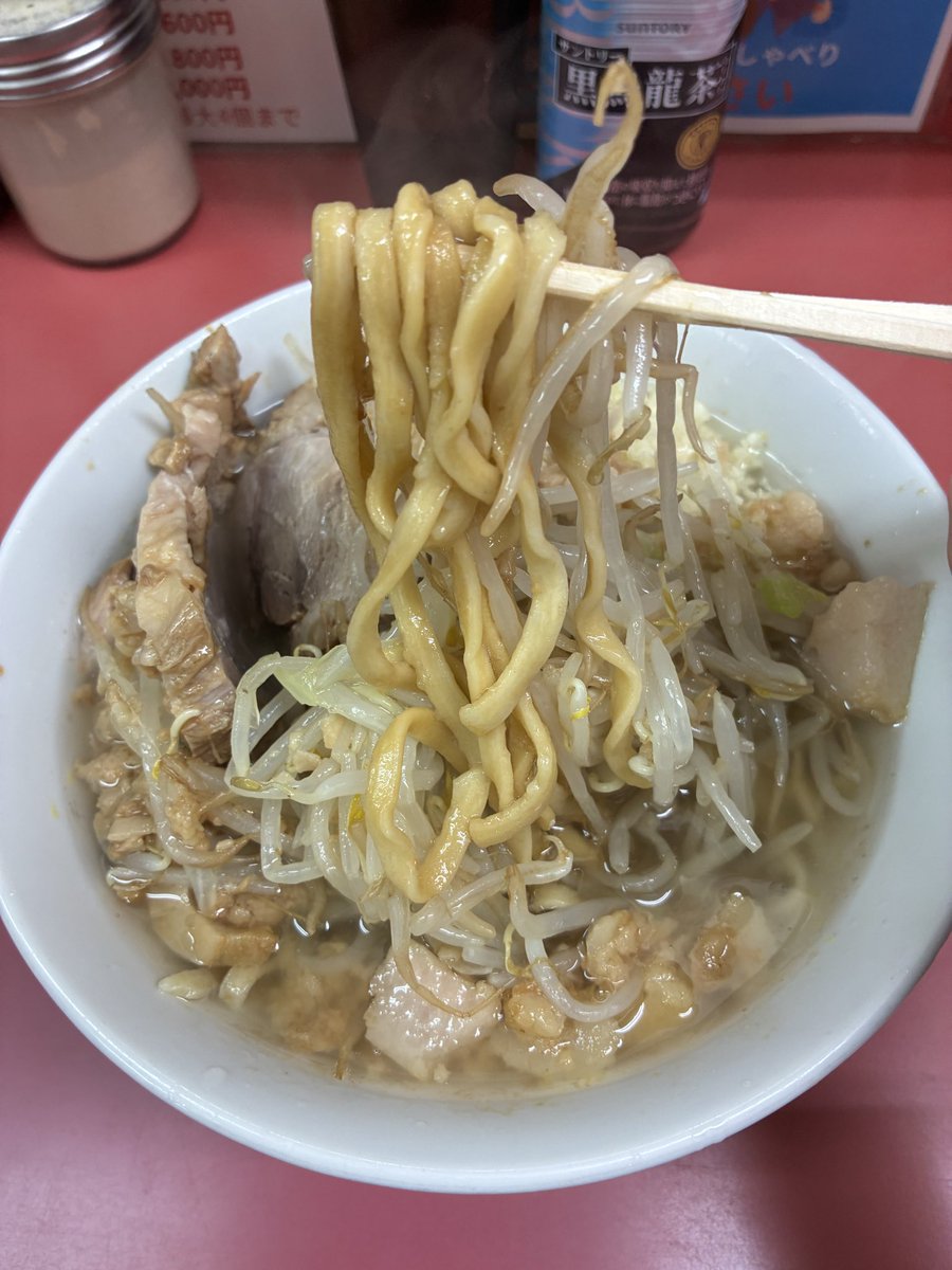 ktr_queserasera's tweet photo. 京成大久保臨休も、そのまま電車でラーメン二郎小岩店へ。
9:00接続で2番目。
少なめ豚マシニンニクアブラ。
アブラの膜でマイルドかと思いきや底から現れたキレのある非乳化スープで朝からバチバチにキマりました。豚もホロホロでマシにして大正解でした。ごちそうさまでした😋
#ラーメン二郎小岩店 https://t.co/OQjudkmFqJ