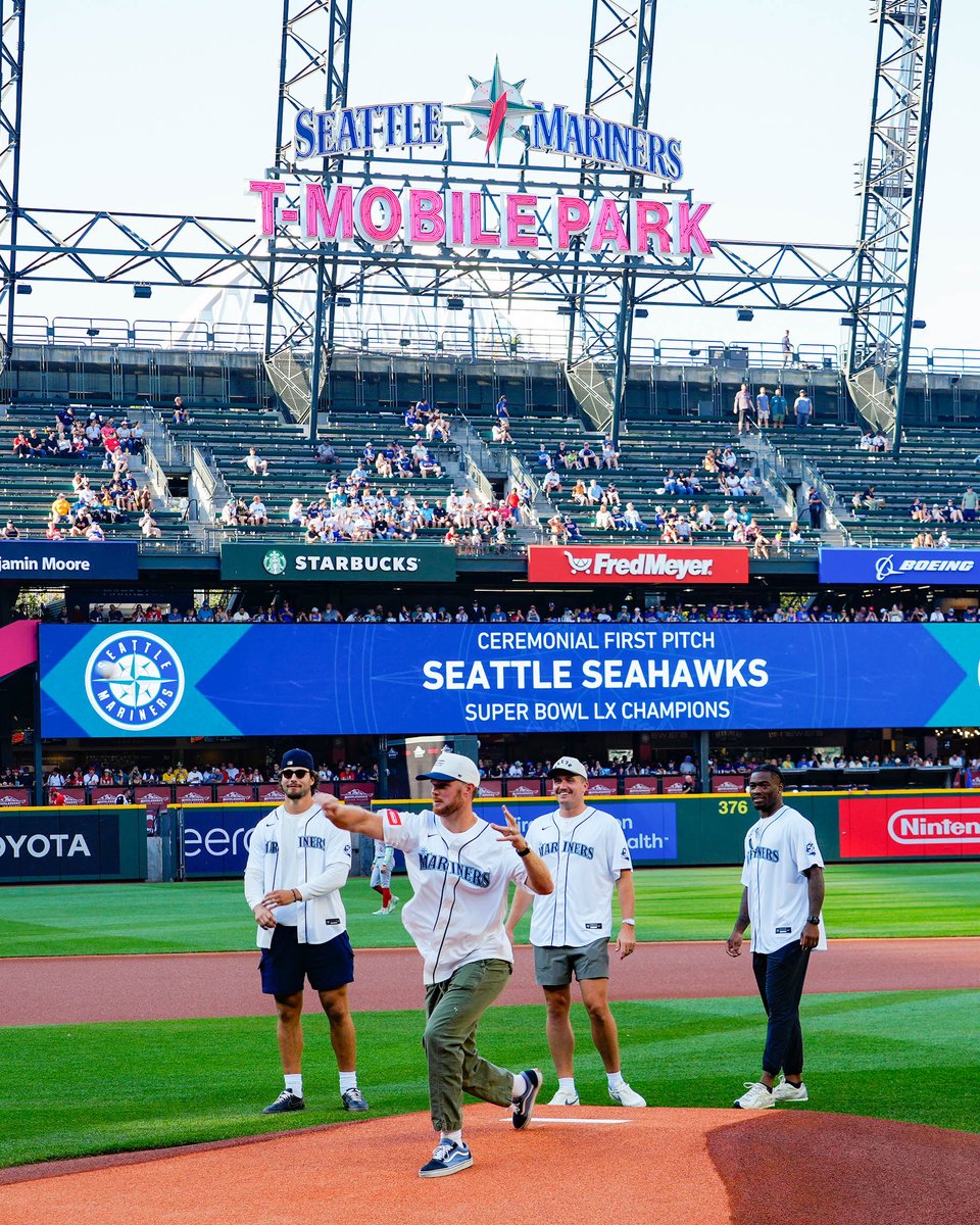 Mariners's tweet photo. CHAMPS in the house! 🏆 https://t.co/6jfnCfSO5B