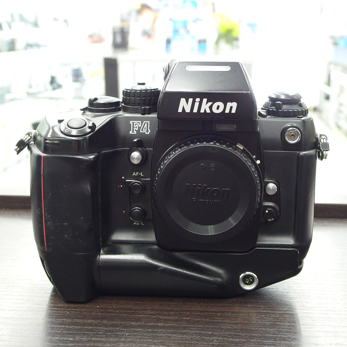 champcamera's tweet photo. ニコン F4S ￥28,000- by #たまプラーザ 店

重厚な雰囲気が漂うニコンの四代目フラッグシップ機です。本機はオートフォーカス機ですがファインダーが明るくピントのヤマもつかみ易いので、Aiレンズを装着してマニュアルフォーカスで使用する事もおススメです。

#NikonF4S #フィルムカメラ #田園都市線
https://t.co/RUlDoo8cHm