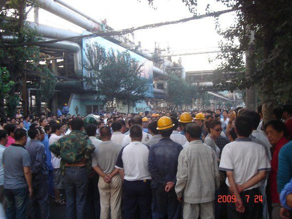 ChunqiaoPub's tweet photo. 17 years ago today, July 24 2009, the Tonggang Incident occurred in Tonghua, Jilin province.

Steel workers of Tonghua Iron beat the leading capitalist Chen Guojun to death after he told the workers 25,000 of them would lose their jobs because of privatization. https://t.co/iaWMWi6QwJ