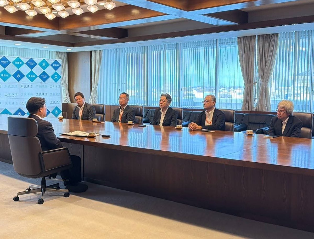 YorishigeNumazu's tweet photo. 7月22日(水)、東海自動車株式会社の皆様が、来庁されました。

◉東海自動車株式会社
https://t.co/18H2Ee2Mtf

◆面会者
☆東海自動車㈱
・代表取締役社長　三宅 裕司 様
・常務取締役（㈱東海バス  代表取締役）荒畑 成雄 様
・常務取締役（㈱東海バス  専務取締役 運輸部担当）朝倉 亮介 様
・バス計画部長（㈱東海バス 取締役）
和田 浩 様
・㈱東海バス沼津営業所  所長（㈱東海バス 取締役）村田 佳弘 様

6月23日に、定時株主総会及び取締役会が開催され、役員改選が実施されたとの事で、本日は、役員の改選に伴うご挨拶を賜った次第です。

東海自動車㈱様には、バス・タクシー等、地域の公共交通の担い手として、正に、核となる事業を展開して頂いており、沼津市と伊豆地域の連携をはじめ、沼津市南部地域の住民の皆様、並びに、沼津市にお越し頂いている、多くの観光客の皆様の『足』の確保等に多大なるご尽力を賜っております。

本日は、まちづくり政策課の皆様にも同席頂き、沼津市におけるまちづくりや、観光施策等についての意見交換も行わさせて頂きました！！