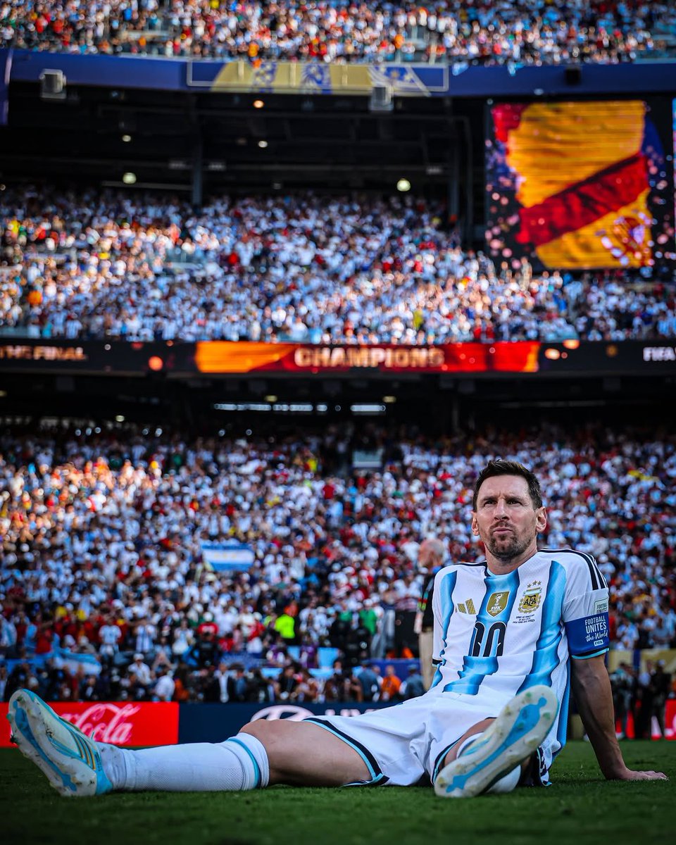 TeamLeoM's tweet photo. Personalmente sacando el fanatismo de lado creo que no hubo alguien mejor que Messi en esta copa. Quizás Mbappe que es una bestia. Pero lo que hizo este tipo con 39 años. Inigualable. https://t.co/vhATLgjcK9