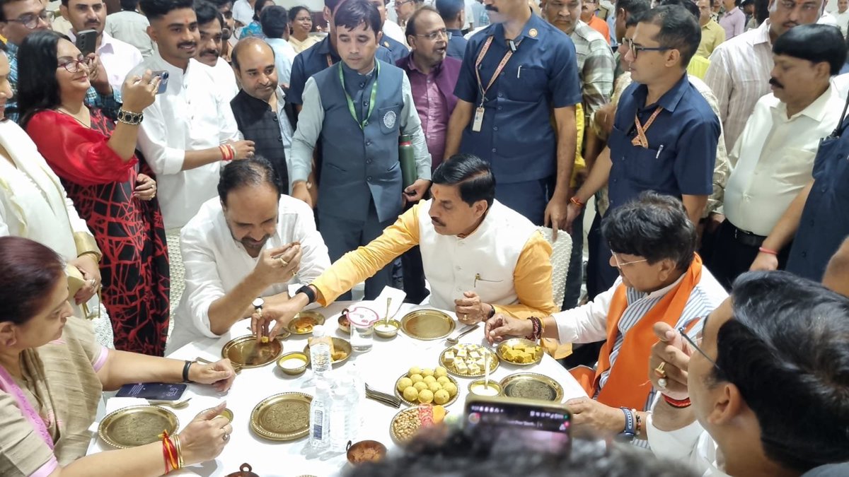bhargav_gopal's tweet photo. आज विधानसभा परिसर में प्रदेश के नगरीय प्रशासन एवं विकास मंत्री श्री कैलाश विजयवर्गीय जी द्वारा आयोजित भुट्टा पार्टी में शामिल हुआ।

इस अवसर पर माननीय मुख्यमंत्री डॉ. मोहन यादव जी एवं भाजपा प्रदेश अध्यक्ष श्री हेमंत खंडेलवाल जी के साथ भुट्टे (मक्के) से बने विभिन्न स्वादिष्ट व्यंजनों का स्वाद लिया।

कार्यक्रम में प्रदेश के विधायकगण, अधिकारीगण एवं अन्य गणमान्यजन भी उपस्थित रहे।
@DrMohanYadav51 @KailashOnline @Hkhandelwal1964
