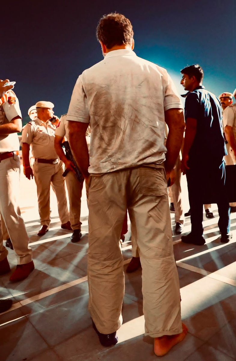 V123Soni's tweet photo. प्रधानमंत्री जी इस तस्वीर को भारत का युवा भारत के भविष्य की यह तस्वीर हमेशा याद रखेगा,क्यो की आप मे और इनमें जमीन आसमान का अंतर है आप केवल दो उद्योगपतियों के लिए  संघर्ष कर रहे हो और ये जननायक 147 करोड भारतीयों के भविष्य के लिए संघर्ष कर रहे हैं.@RahulGandhiजी @priyankagandhi जी https://t.co/jtjSILmExp