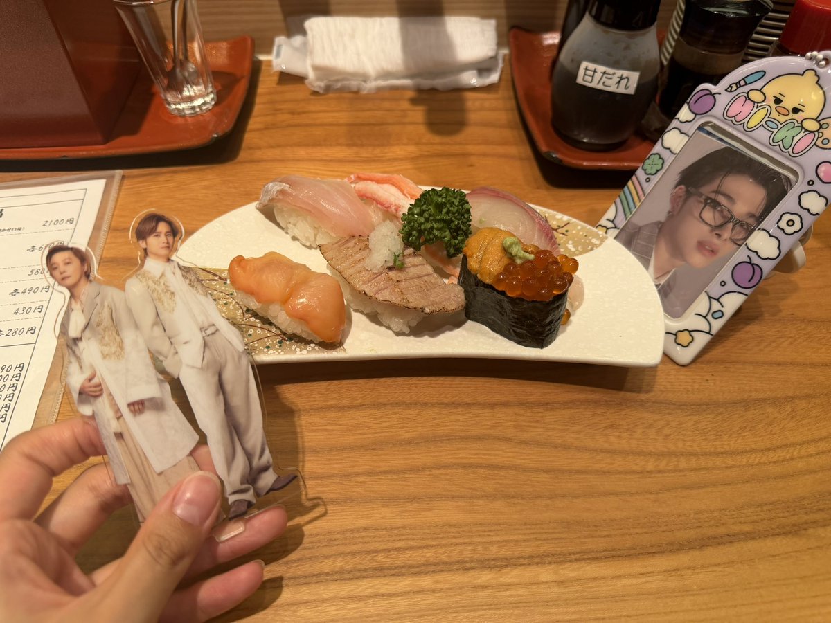 24kyabe51's tweet photo. 手持ちの男達と寿司食ってる https://t.co/gNT7JRF9Bu