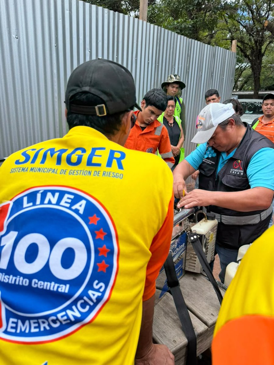 amdc_previene's tweet photo. Equipos de SIMGER-CODEM participan en una capacitación impartida por la Secretaría de Salud sobre control vectorial en el Distrito Central.

La jornada fortalece el uso adecuado del BTI y las técnicas de fumigación para reforzar las acciones de prevención contra el dengue. https://t.co/E26Oe95PZz