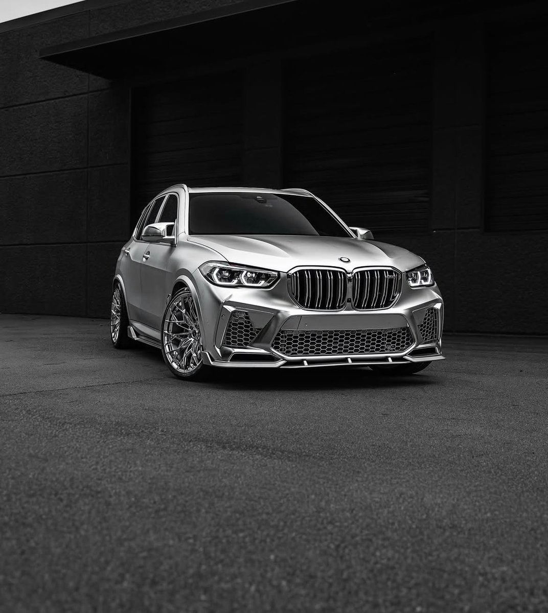 TheAutoHub's tweet photo. BMW X5M Competition https://t.co/ofcvmXYdyW
