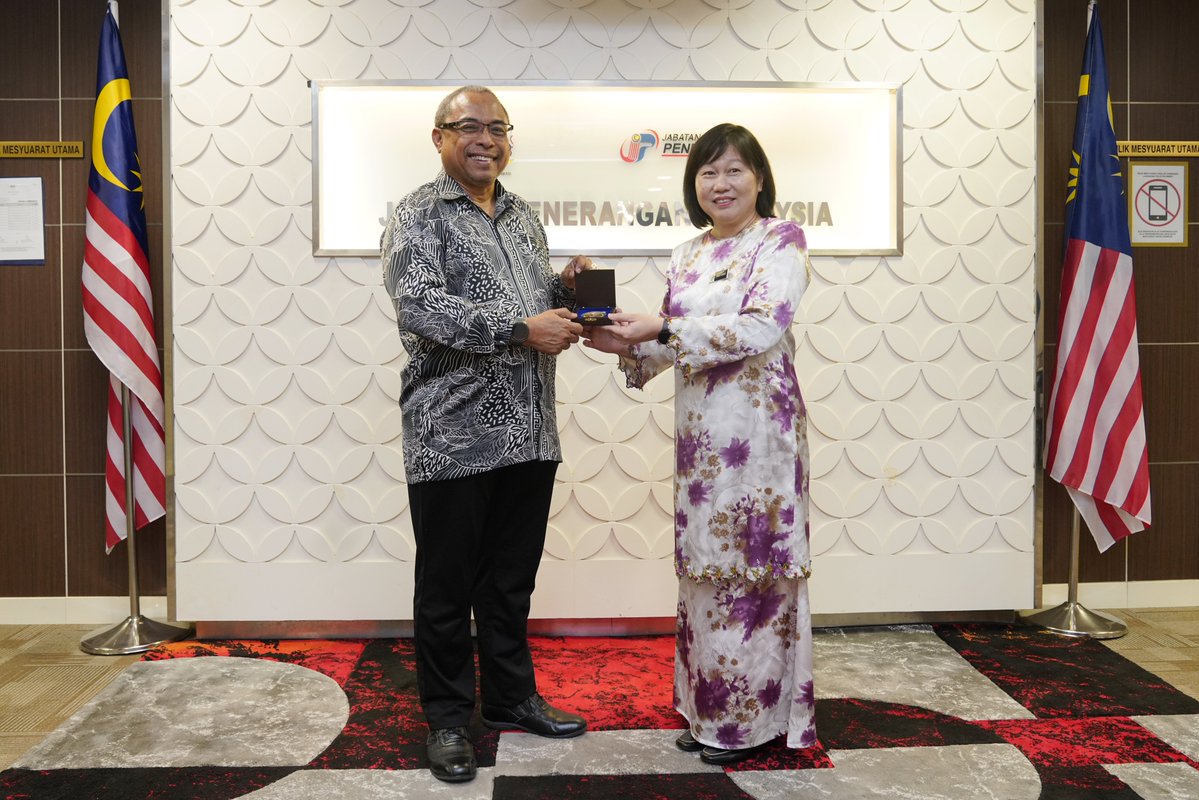 JPenerangan's tweet photo. 🤝 Ketua Pengarah JAPEN, Encik Erwin Khairul Ahmad menerima kunjungan hormat daripada Setiausaha Bahagian Komunikasi dan Diplomasi Awam, Kementerian Luar Negeri (KLN), YBhg. Dato' Nur Izzah Wong Mee Choo berserta delegasi, semalam. https://t.co/DTjcIF66ZO
