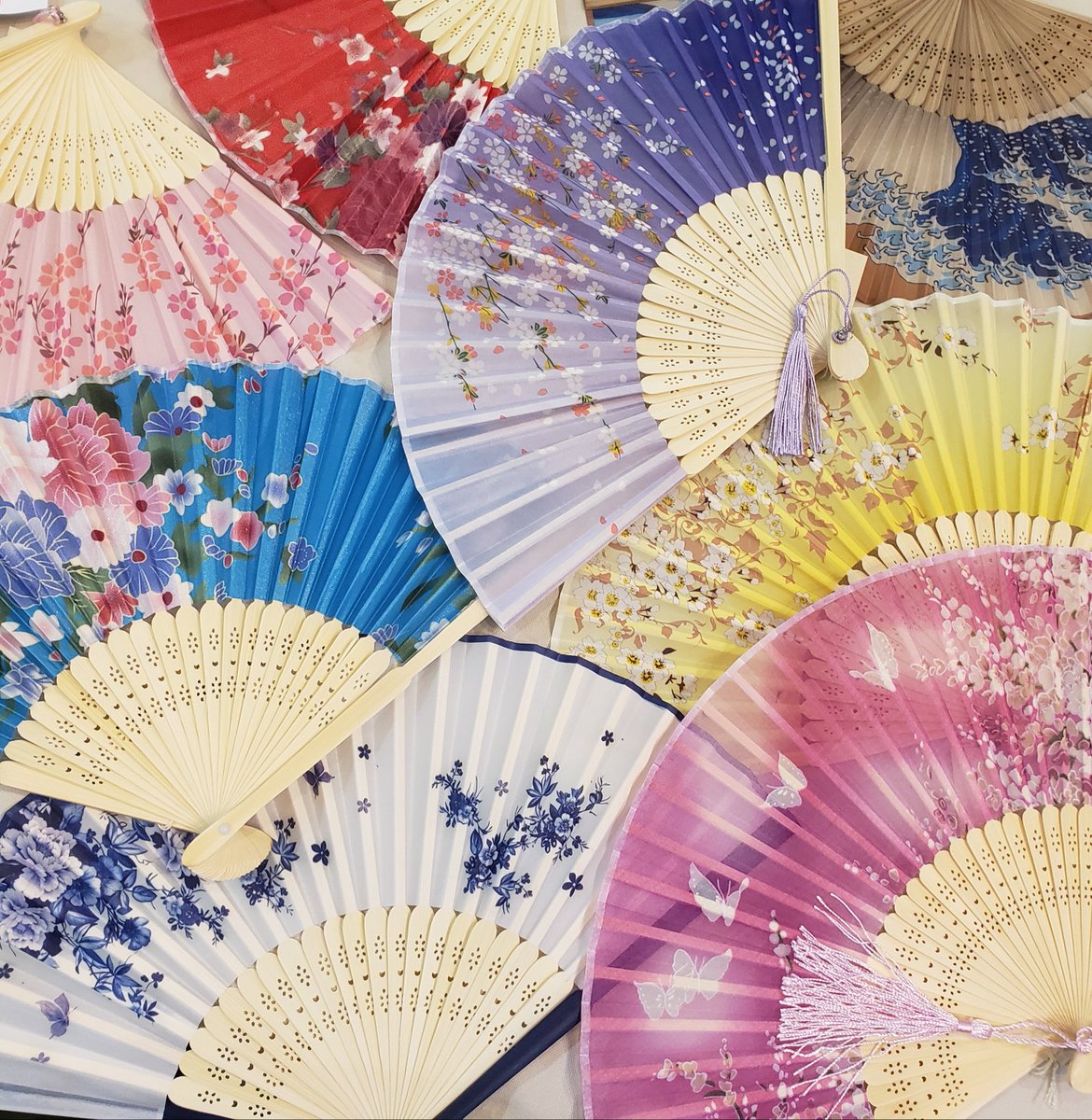 lukekobe's tweet photo. 色とりどり、華やか扇子
美しい日本の風物詩での
ささやかな涼も粋なものです 

#扇子 #暑さ対策 #ルーク神戸 #神戸 #岡山 https://t.co/VEfQH7AFdE