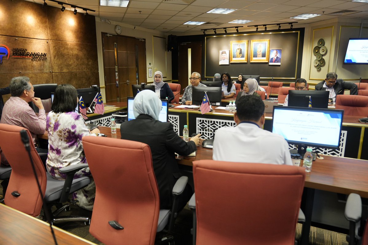 JPenerangan's tweet photo. 🤝 Ketua Pengarah JAPEN, Encik Erwin Khairul Ahmad menerima kunjungan hormat daripada Setiausaha Bahagian Komunikasi dan Diplomasi Awam, Kementerian Luar Negeri (KLN), YBhg. Dato' Nur Izzah Wong Mee Choo berserta delegasi, semalam. https://t.co/DTjcIF66ZO