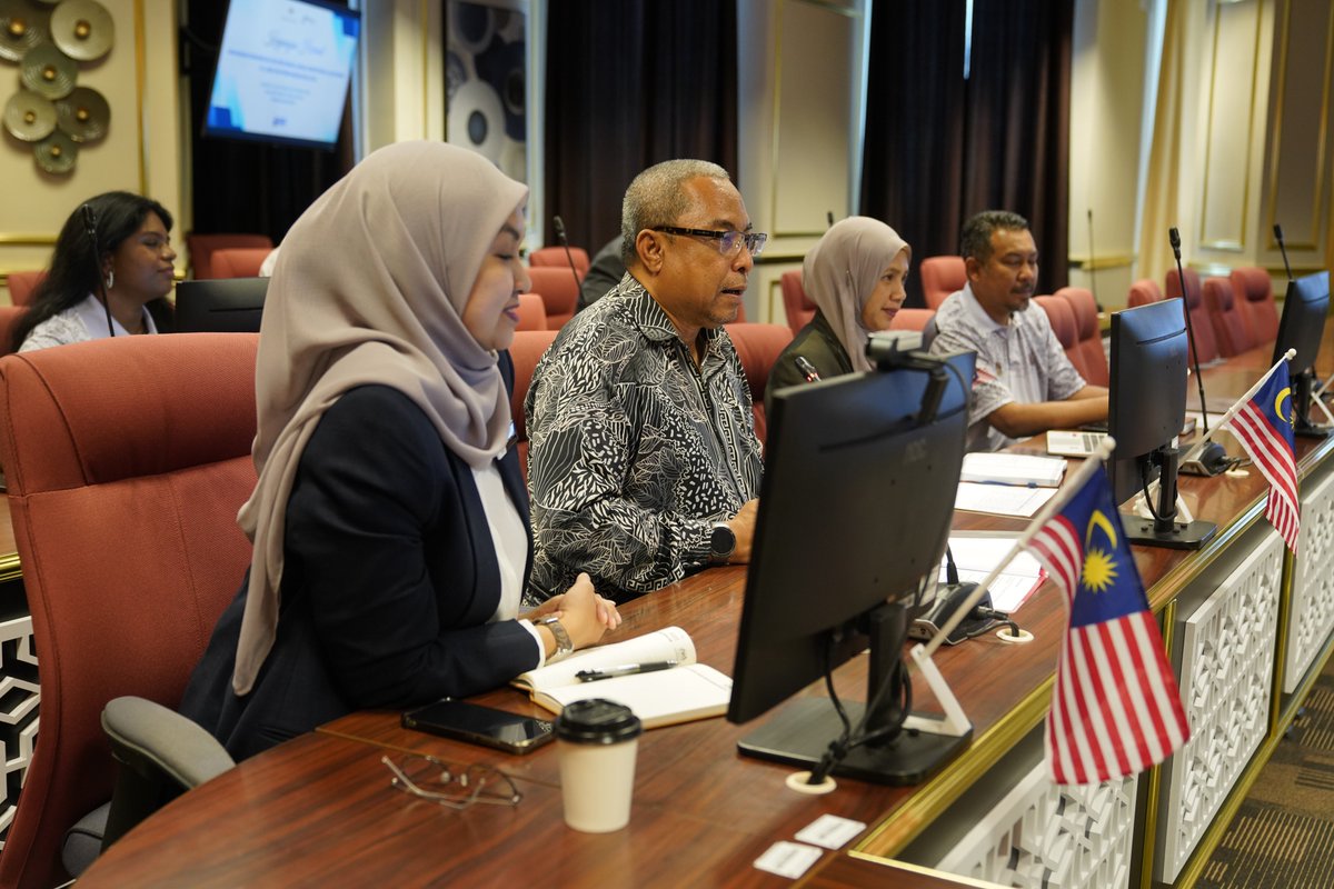 JPenerangan's tweet photo. 🤝 Ketua Pengarah JAPEN, Encik Erwin Khairul Ahmad menerima kunjungan hormat daripada Setiausaha Bahagian Komunikasi dan Diplomasi Awam, Kementerian Luar Negeri (KLN), YBhg. Dato' Nur Izzah Wong Mee Choo berserta delegasi, semalam. https://t.co/DTjcIF66ZO
