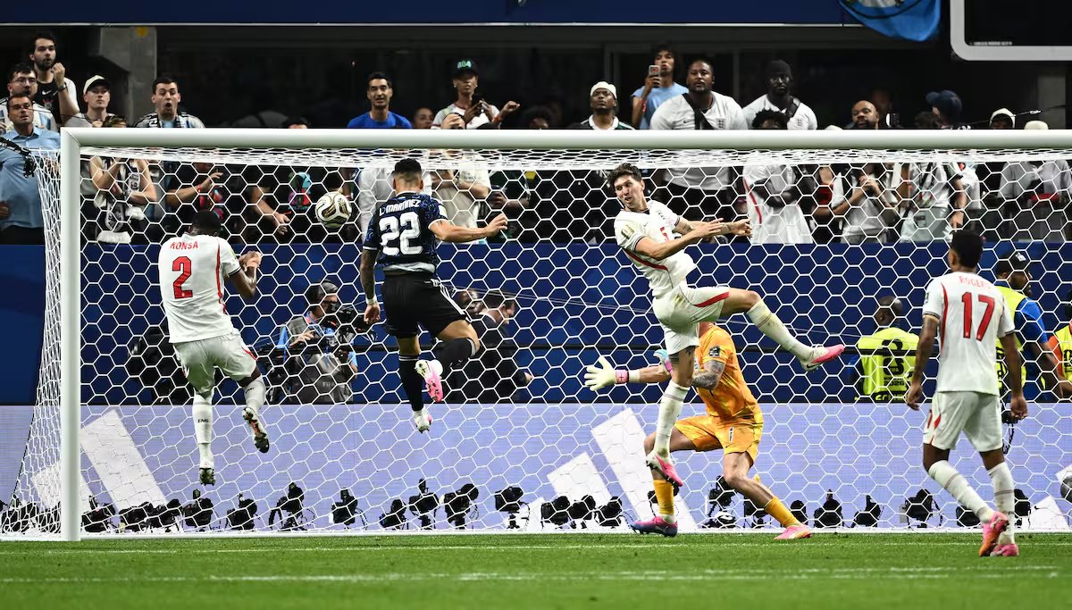Joaconel's tweet photo. Se cumple una semana del partido más importante de la selección que voy a ver en mi vida.

Este grupo de héroes no nos debía nada post Qatar y nos dieron un recuerdo aún más eterno para contarle a nuestros hijos y nietos.

Les debo mi lealtad de por vida. https://t.co/X9CCqA2VGz