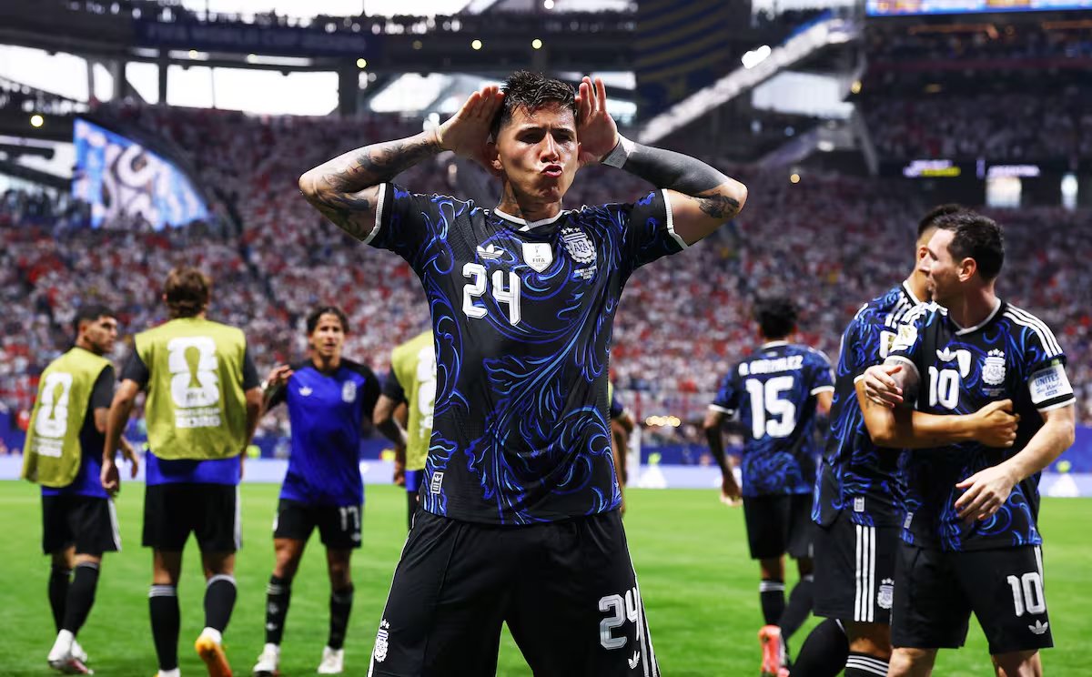 Joaconel's tweet photo. Se cumple una semana del partido más importante de la selección que voy a ver en mi vida.

Este grupo de héroes no nos debía nada post Qatar y nos dieron un recuerdo aún más eterno para contarle a nuestros hijos y nietos.

Les debo mi lealtad de por vida. https://t.co/X9CCqA2VGz