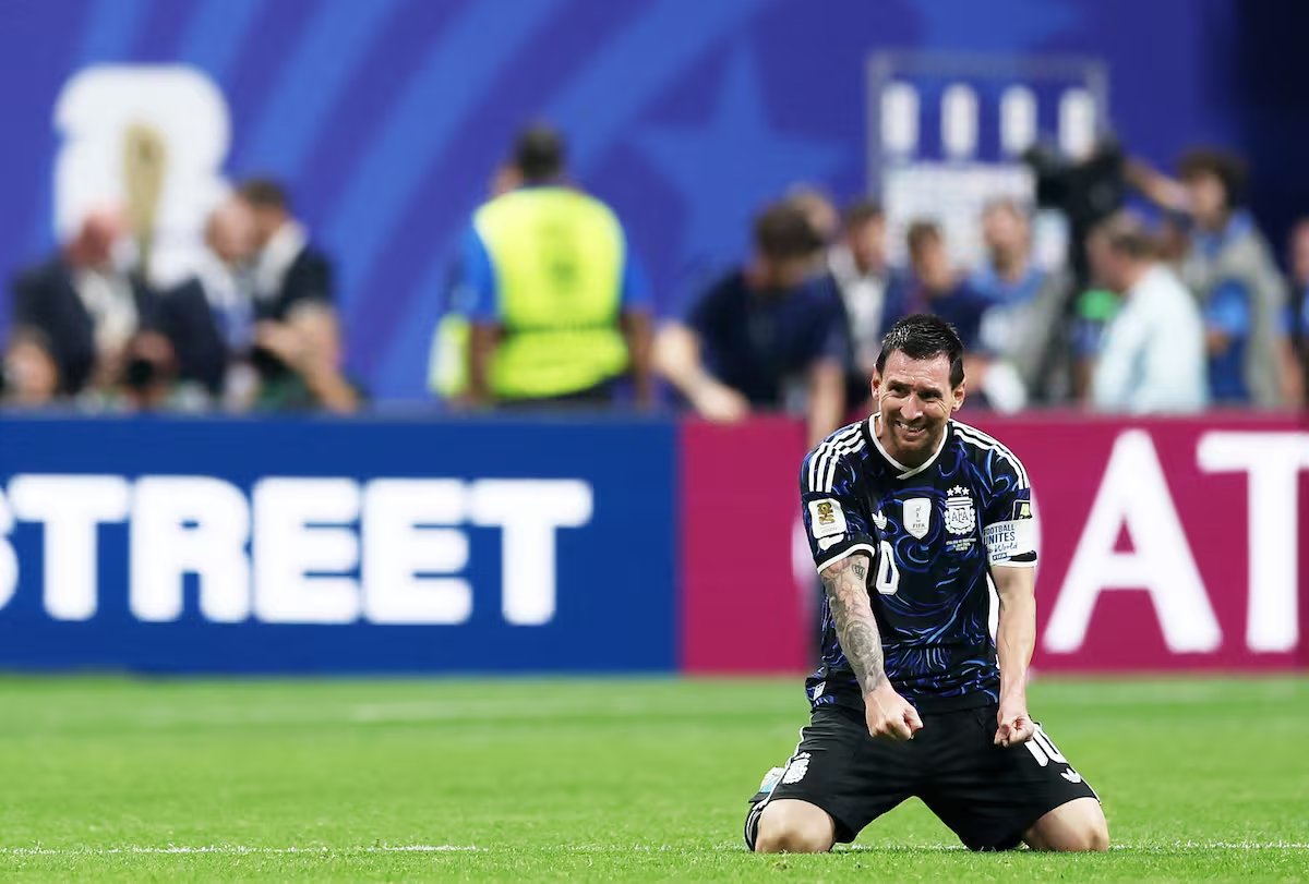 Joaconel's tweet photo. Se cumple una semana del partido más importante de la selección que voy a ver en mi vida.

Este grupo de héroes no nos debía nada post Qatar y nos dieron un recuerdo aún más eterno para contarle a nuestros hijos y nietos.

Les debo mi lealtad de por vida. https://t.co/X9CCqA2VGz