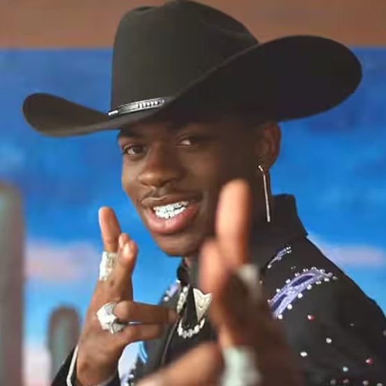 updatecultura's tweet photo. Internautas afirmam que Vini Jr. ficou parecido com Lil Nas X após fazer harmonização no queixo. Concordam? https://t.co/BPxuyUBw5p