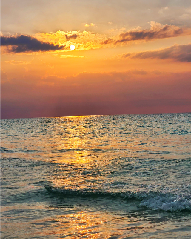 MinturCuba's tweet photo. Los amaneceres y atardeceres en Cuba son únicos. Estas son algunas fotos que parecen hechas con IA pero son en nuestro país, parte II.

#CubaUnica #CubaTravel #PlayaCubana #Atardecer #Amanecer #SolCaribeño #CieloCubano https://t.co/G6zrFh2I4H