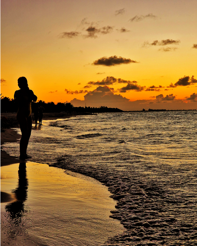 MinturCuba's tweet photo. Los amaneceres y atardeceres en Cuba son únicos. Estas son algunas fotos que parecen hechas con IA pero son en nuestro país, parte II.

#CubaUnica #CubaTravel #PlayaCubana #Atardecer #Amanecer #SolCaribeño #CieloCubano https://t.co/G6zrFh2I4H