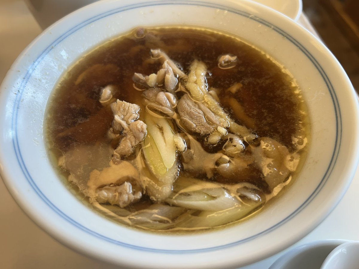 suzuki_mogura's tweet photo. 【釧路】
竹老園
ざる（960円）＋そば寿司（880円）＋かしわぬき（770円）
淡く緑がかったざるは、のどごし抜群の絶品。
驚くべきは、そば寿司。
酢飯ならぬ、酢蕎麦を生姜と共に海苔で巻いた一品は、鰹肉濃厚旨味汁かしわぬきとベストマッチ。
旨涙(T_T)
北海道、恐るべし。
蕎麦まで旨いとは何事だ。 https://t.co/R7LC0pLoMB