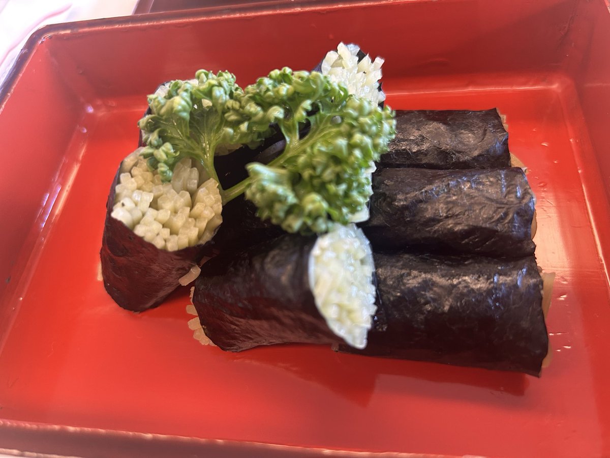 suzuki_mogura's tweet photo. 【釧路】
竹老園
ざる（960円）＋そば寿司（880円）＋かしわぬき（770円）
淡く緑がかったざるは、のどごし抜群の絶品。
驚くべきは、そば寿司。
酢飯ならぬ、酢蕎麦を生姜と共に海苔で巻いた一品は、鰹肉濃厚旨味汁かしわぬきとベストマッチ。
旨涙(T_T)
北海道、恐るべし。
蕎麦まで旨いとは何事だ。 https://t.co/R7LC0pLoMB