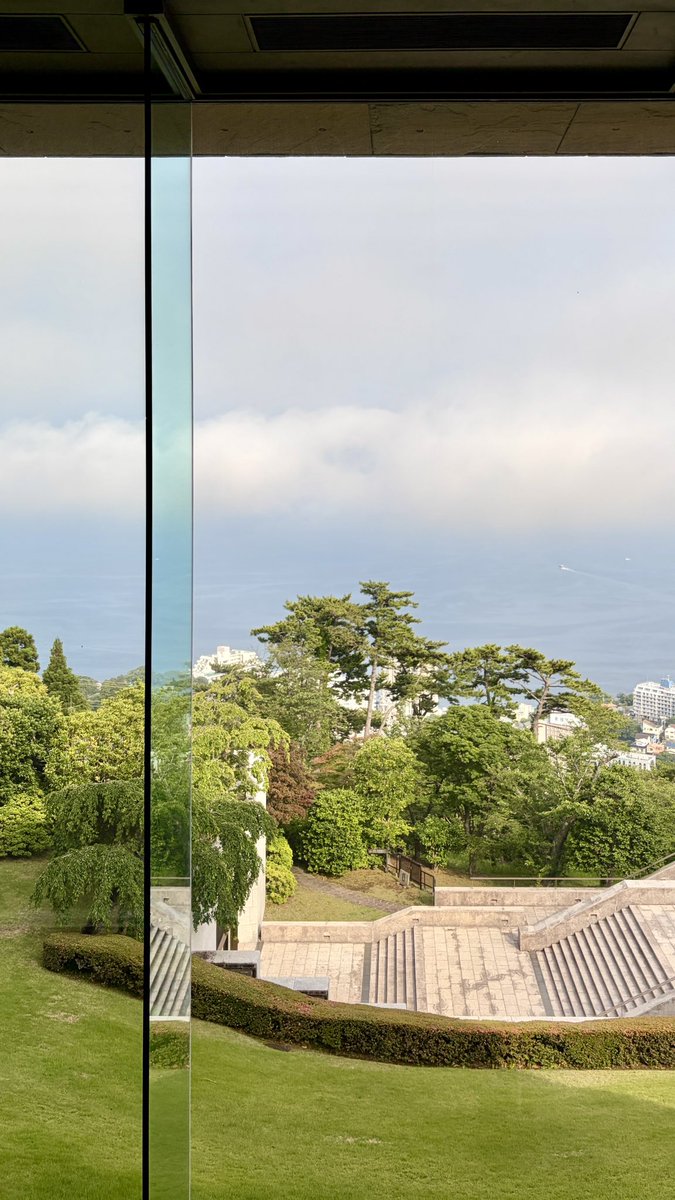 candlewick_jp's tweet photo. 先日、キャンドルウィックではオフサイト研修の一環として、静岡県熱海市のMOA美術館を訪れました🌊

今回の研修のテーマは、「時間をかけて、一つのものと丁寧に向き合うこと」。美術館では、生け花や茶道など、日本文化に触れるさまざまなプログラムを体験しました。

プログラムの一つとして、茶の庭を散策し、自分が「美しい」と感じるものを見つけるワークショップを行いました。「一人旅」をするような気持ちで庭園を歩き、何気なく通り過ぎてしまう景色や自然の中から、自分自身が心惹かれるものを探しました🔍

その後は小グループに分かれ、それぞれが見つけた「美しいもの」を共有。なぜ美しいと感じたのかを語り合うことで、同じ場所にいても人によって着目するポイントや感じ方が異なることに気づき、多様な視点に触れる機会となりました。

私たちが日々向き合うPRの仕事でも、相手が何に価値を感じるのかを理解するためには、まず丁寧に観察することが欠かせません。今回の体験を通じて、「見る」ではなく「観る」ことの大切さを改めて実感しました。

#TokyoPR #CandlewickPR #moa美術館