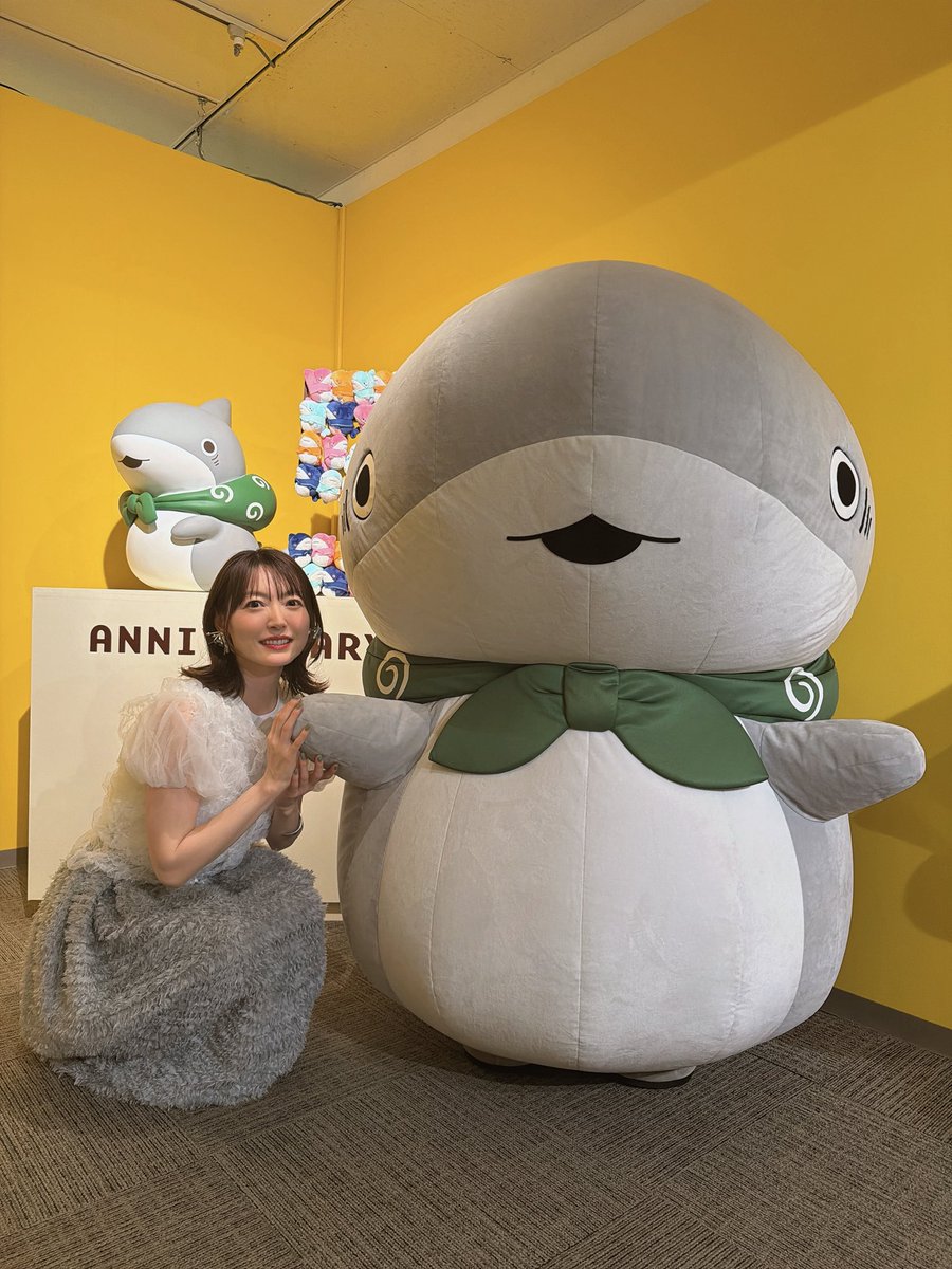 kozame_info's tweet photo. ˗ˋˏ #おでかけ子ザメ展 🦈ˎˊ˗   
　　本日より開幕✨✨
﹋﹋﹋﹋﹋﹋﹋﹋﹋﹋﹋﹋
原作の歩みや裏側、ぬい撮りスポットや
録りおろしボイスなど見所たくさん!

子ザメちゃんのおでかけが
ぎゅぎゅっと詰まった沢山の
おもてなSEAをぜひご堪能ください✨

子ザメちゃんと #花澤香菜 さんが
ひと足お先に楽しむ姿をお届け🦈✨

▼チケット▼
https://t.co/plk13an6q0
#子ザメ展