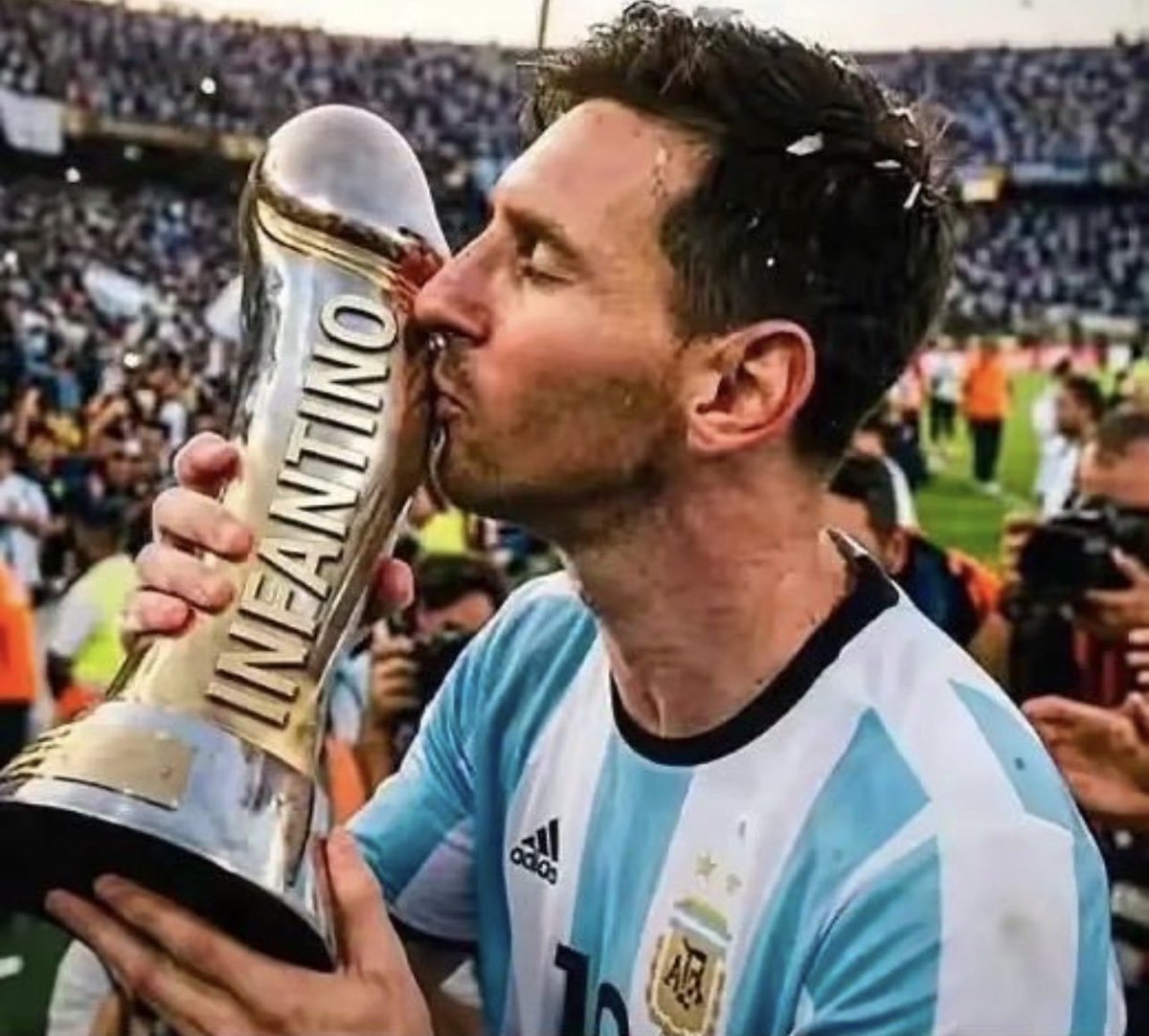copusdolarus's tweet photo. @gbazzan Apenas se den cuenta lee regresan la copa, tus primos lo saben https://t.co/3XKWKgtEr8