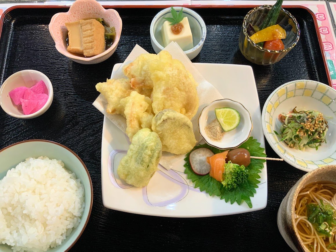 chi_kama_umauma's tweet photo. 花＊花食堂　本日の日替わり　7/22

メイン　鶏の天ぷら＆季節の野菜天ぷら
小鉢　無限キュウリ　厚揚げと小松菜の炊いたん　野菜の焼き浸し　など
汁物はさらりといける素麺です😋😋

タイムスリップして家康に食べさせたい日替わりとなっております(´◉◞౪◟◉)✨
お近くにお越しの際はぜひぜひ～🙌 https://t.co/cifVyHBzyT