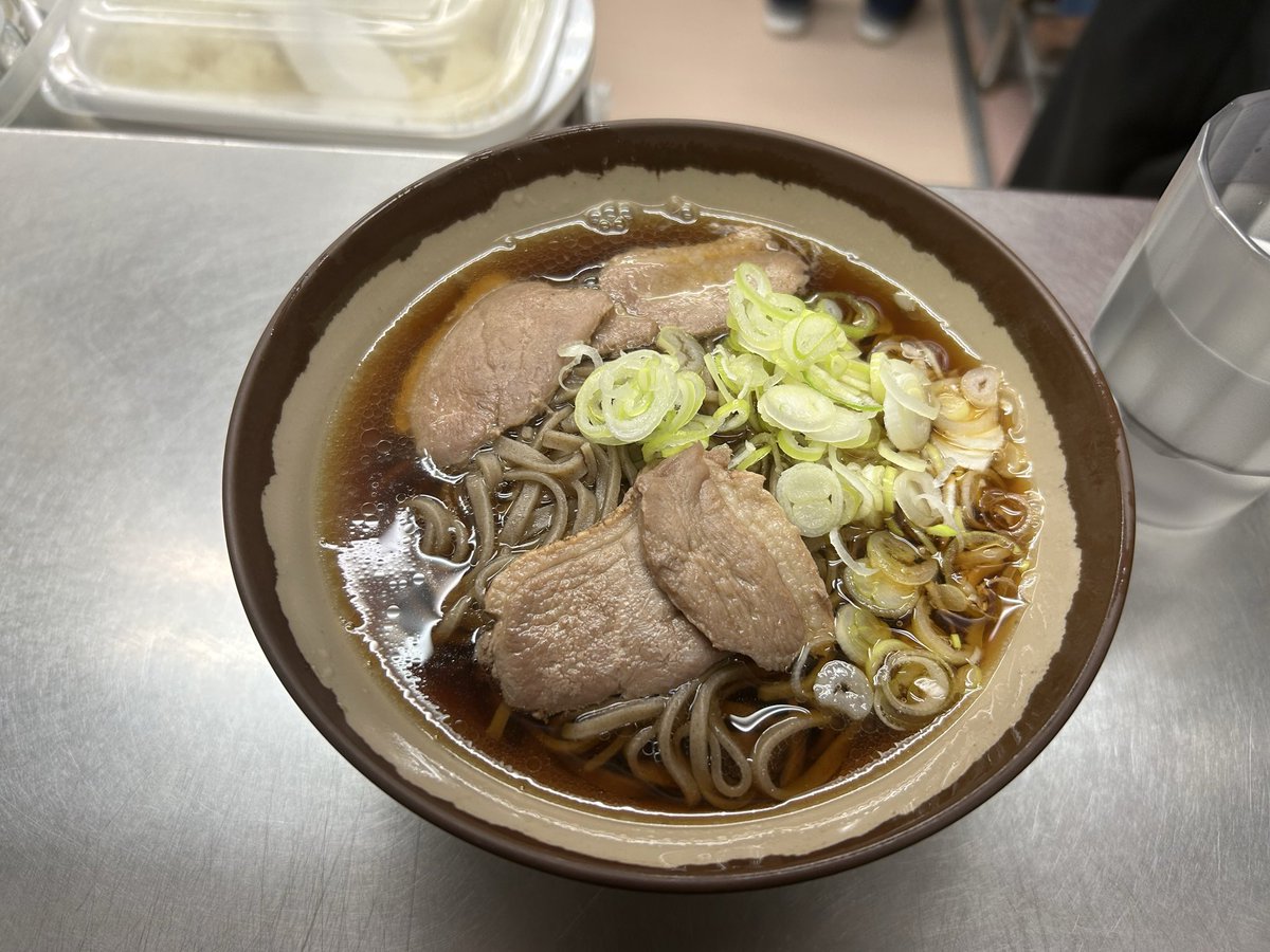 Sakunc20's tweet photo. 塩尻駅の狭い駅そば屋さんで鴨そば食したよ！ https://t.co/aG4lHfWY4Q