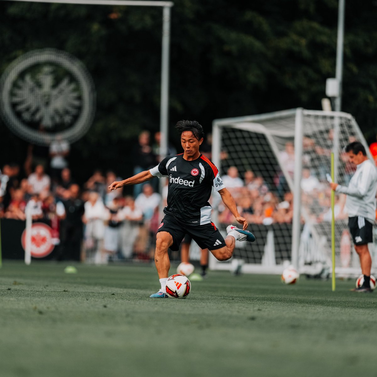 eintracht_jp's tweet photo. 昨日のトレーニングでの #神代慶人 選手、#小杉啓太 選手のギャラリー📸🎌

他の写真は公式LINEから👀📲

追加はこちら👇
https://t.co/LM72ChzPcS

#SGE | #アイントラハト | #フランクフルト https://t.co/Ln4C6JR91P