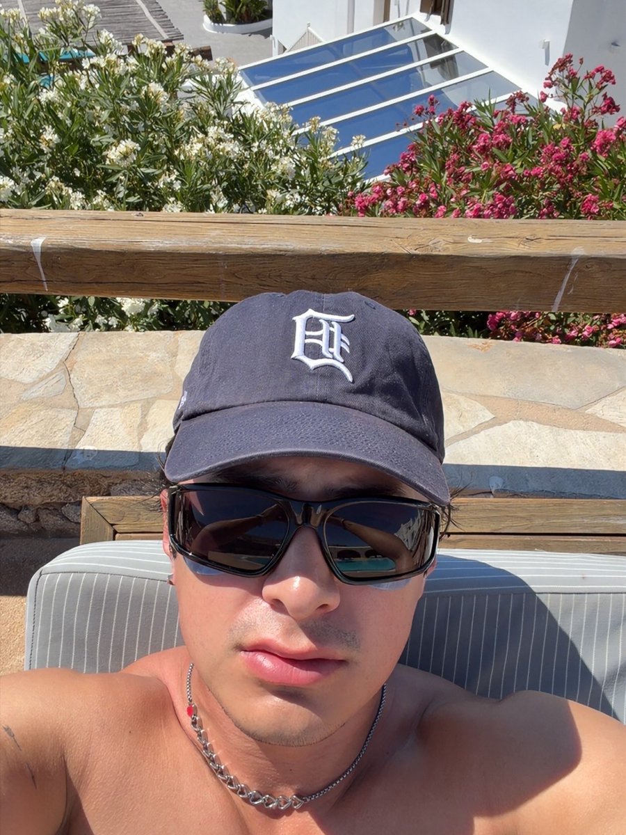 hudsonwupdates's tweet photo. Hudson Williams via Instagram (1/4)

“Lei Live Laugh Love
Lei Island💙” https://t.co/4eSnGMDTzz