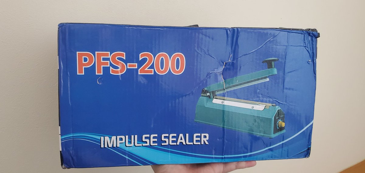 Kmt236's tweet photo. Amazonで頼んだヤツが箱がボッコボコで穴空いて切られてるんやけどこんなもん？ https://t.co/YFyoNDVUGT