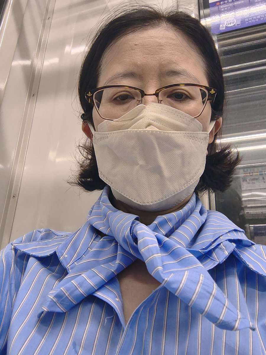 morionet2018's tweet photo. 短パンで出勤中。シャツと共布のハンカチに保冷剤を仕込んでいる。 https://t.co/kVK2IdMYtd