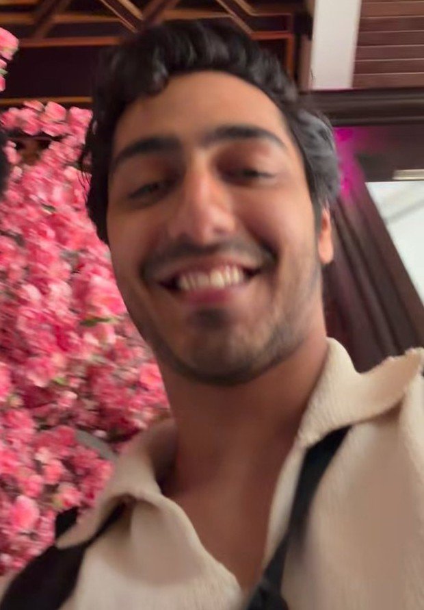 ahneetluvbottt's tweet photo. look at this loser (in love). https://t.co/PLlmtNl5HA