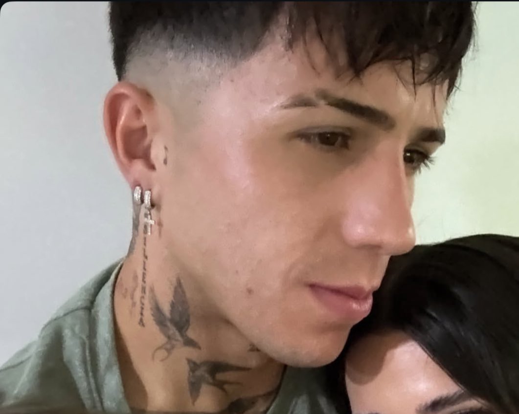 azussugus's tweet photo. la vida se puso seria desde q enzo se sacó el flequillo turro y empezó a hacerse peinados d papá con gel https://t.co/tbUXvg7T3H