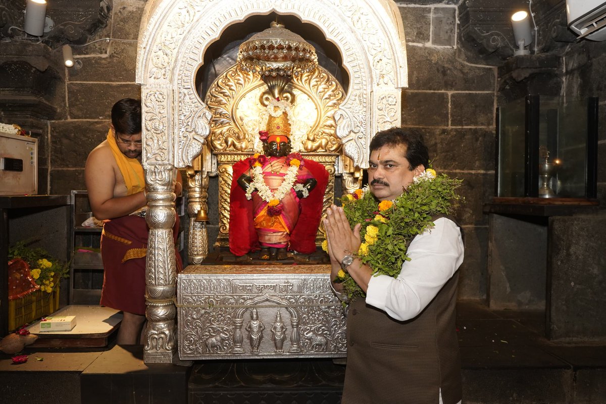 Prof_RamShinde's tweet photo. आषाढी एकादशी म्हणजे अखिल विश्वातील वारकरी संप्रदायाचा उत्कट अध्यात्मिक सोहळा होय... पाऊले चालती पंढरीची वाट, ही अनुभूती आपल्या सर्वांसाठीच भक्तीची पवित्र पर्वणी असते. आज पंढरपुरात येऊन श्री पांडुरंग आणि रूक्मिणी मातेचे मनोभावे दर्शन घेतले. https://t.co/QBIPNUaDUD