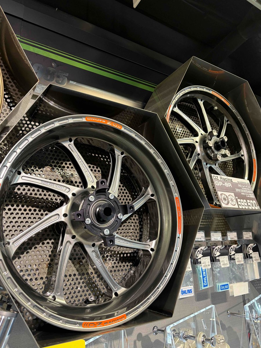 RicoKumamoto's tweet photo. 新商品入荷！
OZレーシング『GP-8R』ブロンズぺイント＆クロームペイント！
350/600-17でZRX1200DAEG用です！
ブロンズはシブい落ち着いた雰囲気で、クロームは塗装なのにメタル感があるというなかなか個性的なカラーリングになっております🥰
DAEGにお乗りの方、いかがでしょうか😊
#GP8R　#OZ https://t.co/Wfznj2FPL8