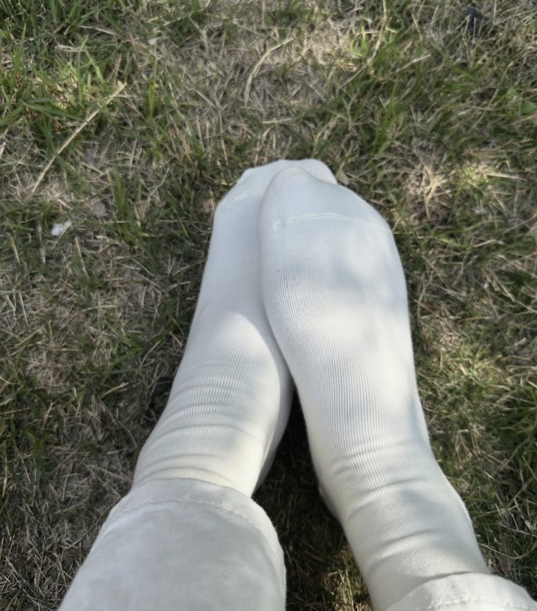 xiaoyan16w's tweet photo. 隔着屏幕能不能闻到味道？是袜袜的味道 #棉袜 #原味棉袜 #白丝 https://t.co/uGWAlBWcga