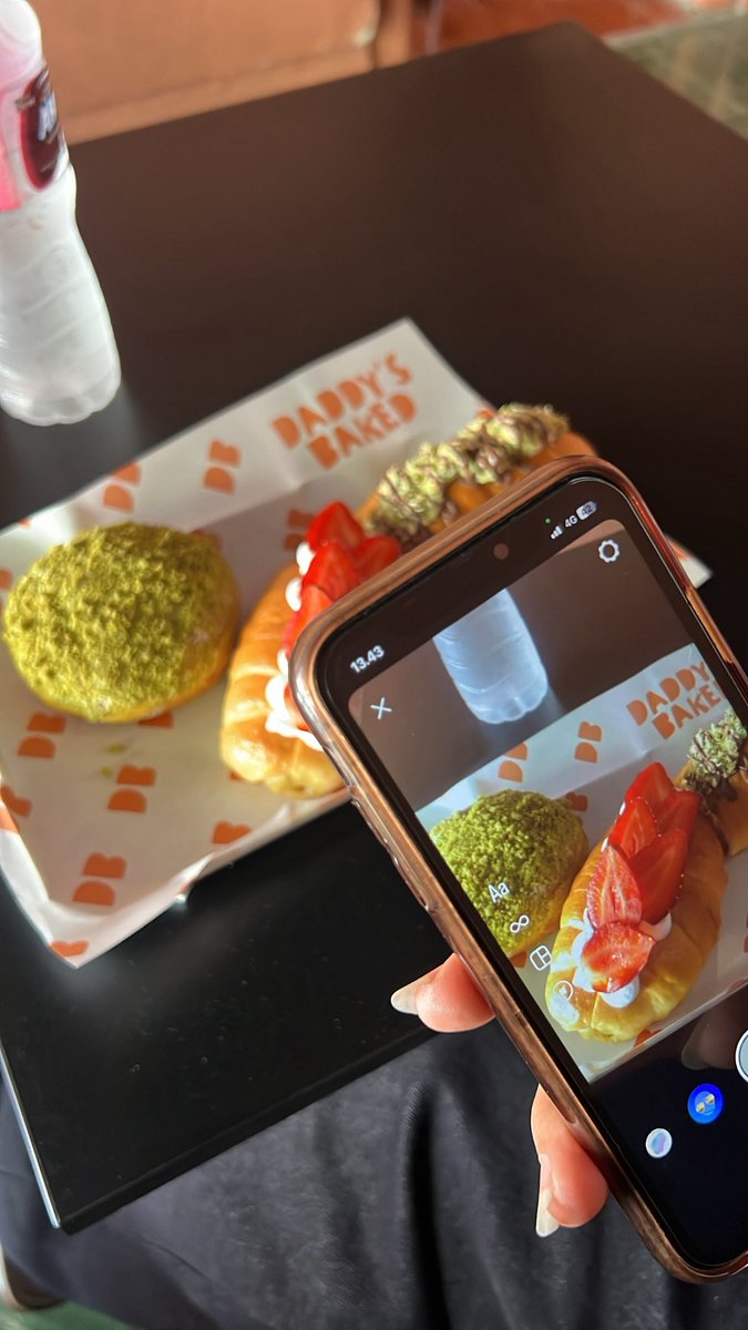 crocoows's tweet photo. desert dulu kak jan kerja mulu @MrBobSuperSeru https://t.co/ew3bX9mwSP