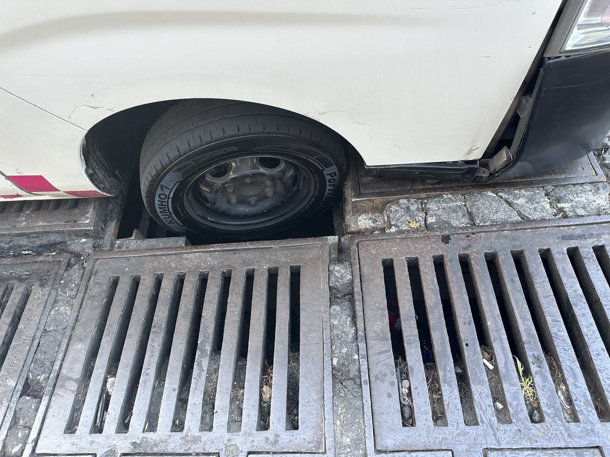 PolancoUnidoAC's tweet photo. Taparon 1 bache,dejaron 2 a lado sin tapar y 1 coladera abierta(Y LA TAPA DONDE ESTÁ)frente al @COM_Mexico y escasos mts del periférico ocasionando varios accidentes,parece que quieren desacreditar a @GobCDMX y @ClaraBrugadaM quienes hacen el trabajo,mal y no lo hacen completo. https://t.co/G3FyYcZt0H