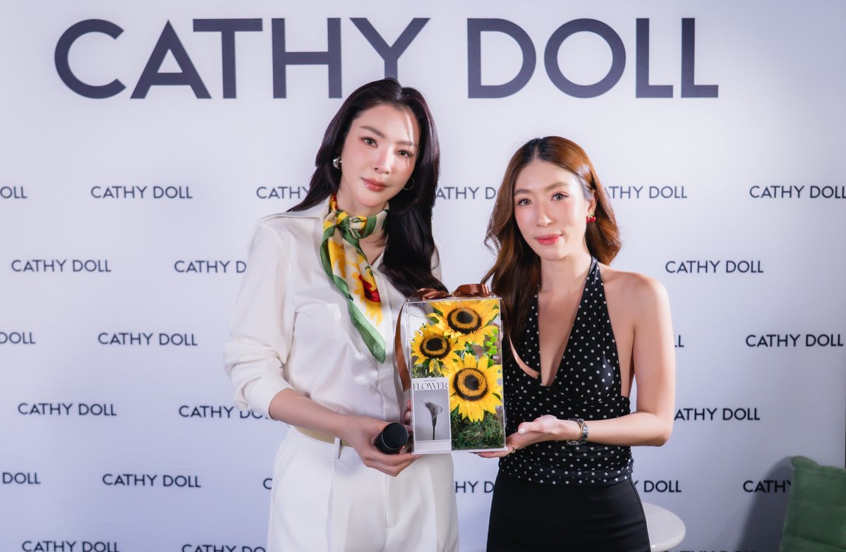 Cathydollclub's tweet photo. อบอวลไปด้วยรอยยิ้มและความอบอุ่น! 🥰✨ กับงาน CATHY DOLL x WATSONS FAYE Moments : Crafted With You กิจกรรมสุด Exclusive ที่พาทุกคนมาเพ้นท์ถ้วยเซรามิกใบเดียวในโลกกับ ‘คุณฝ้าย พีรญา’

โมเมนต์สบตาคือใจฟูมากกก 🍵💚 ขอบคุณทุกคนที่มาร่วมสร้างความทรงจำดีๆ และสนับสนุน CATHY DOLL น้า ครั้งหน้ามีกิจกรรมฟินๆ อีกแน่นอน กดติดตามไว้เลย! 💖

#CATHYDOLLlxFaye #CATHYDOLL #WatsonsTH #FayePeraya #FayeMoments #FAYEMomentsCraftedWithYou