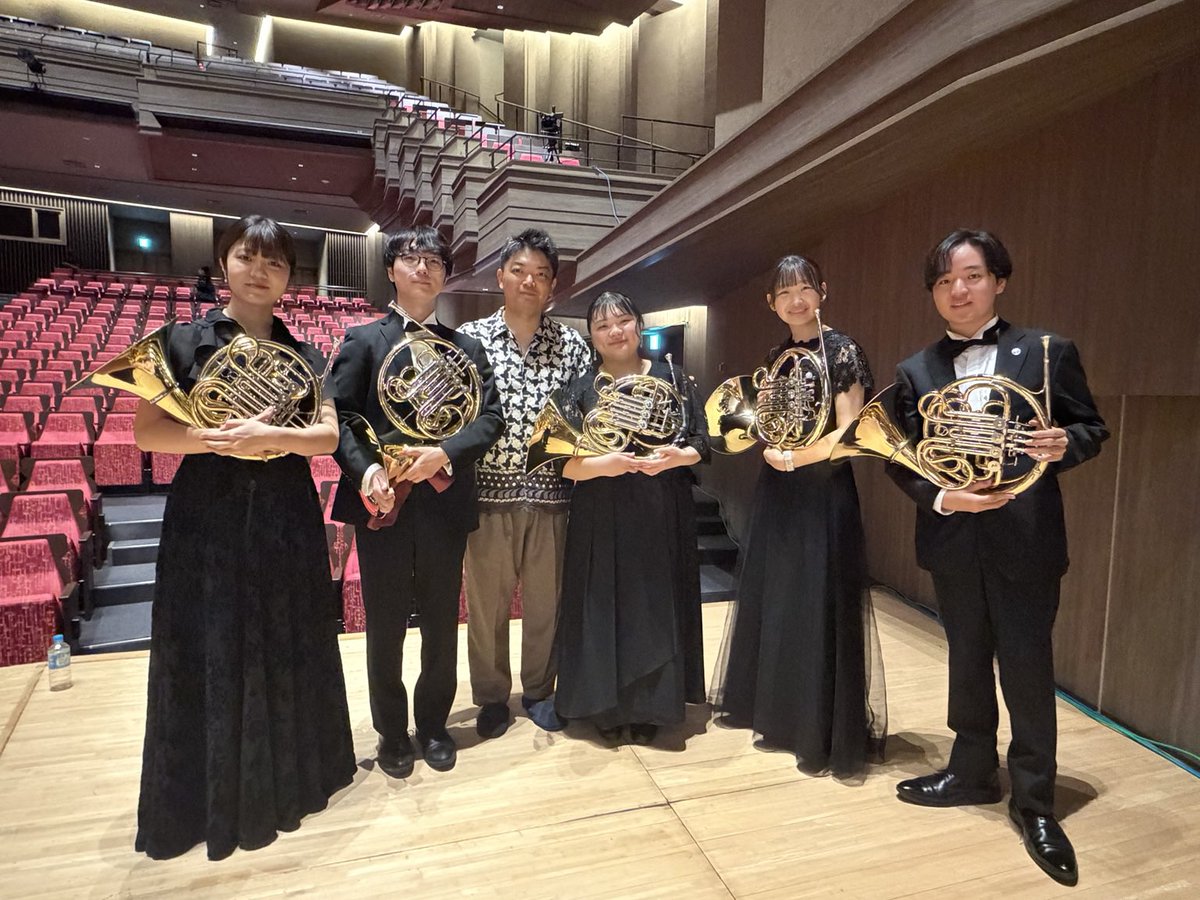 Daisukenagamin's tweet photo. 一人ひとりが本番で見せてくれた集中力と熱量に、何度も胸が熱くなりました。
音楽を一緒につくる喜びを改めて感じた一日。
ご来場いただいた皆さま、ありがとうございました！
写真はホルンパートと！

#交響楽団はやぶさ #オーケストラ #指揮 #クラシック音楽 https://t.co/VzObfjvCZl
