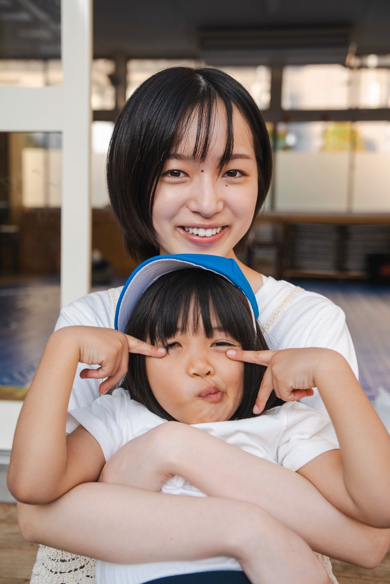 watashiramovie's tweet photo. #早瀬憩 演じる
ヒロイン・東浜朝子の
【場面写真＆メイキングカット解禁】

憎しみや戸惑いを抱えながらも、母親が殺されたあの日の真実を求めて前へ進もうとする難役をオーディションで勝ち取り、自身の撮影がない日にも5歳の朝子（#倉田瑛茉）を見るために現場へ通い詰めたそう。

役と真正面から向き合い続け、クランクアップでは感極まり涙を流す姿も。
彼女の渾身の演技はもちろん、朝子が辿り着く真実とその先に待つ決断にご注目ください。

#映画私知ら🎬8.28 (金) 全国公開