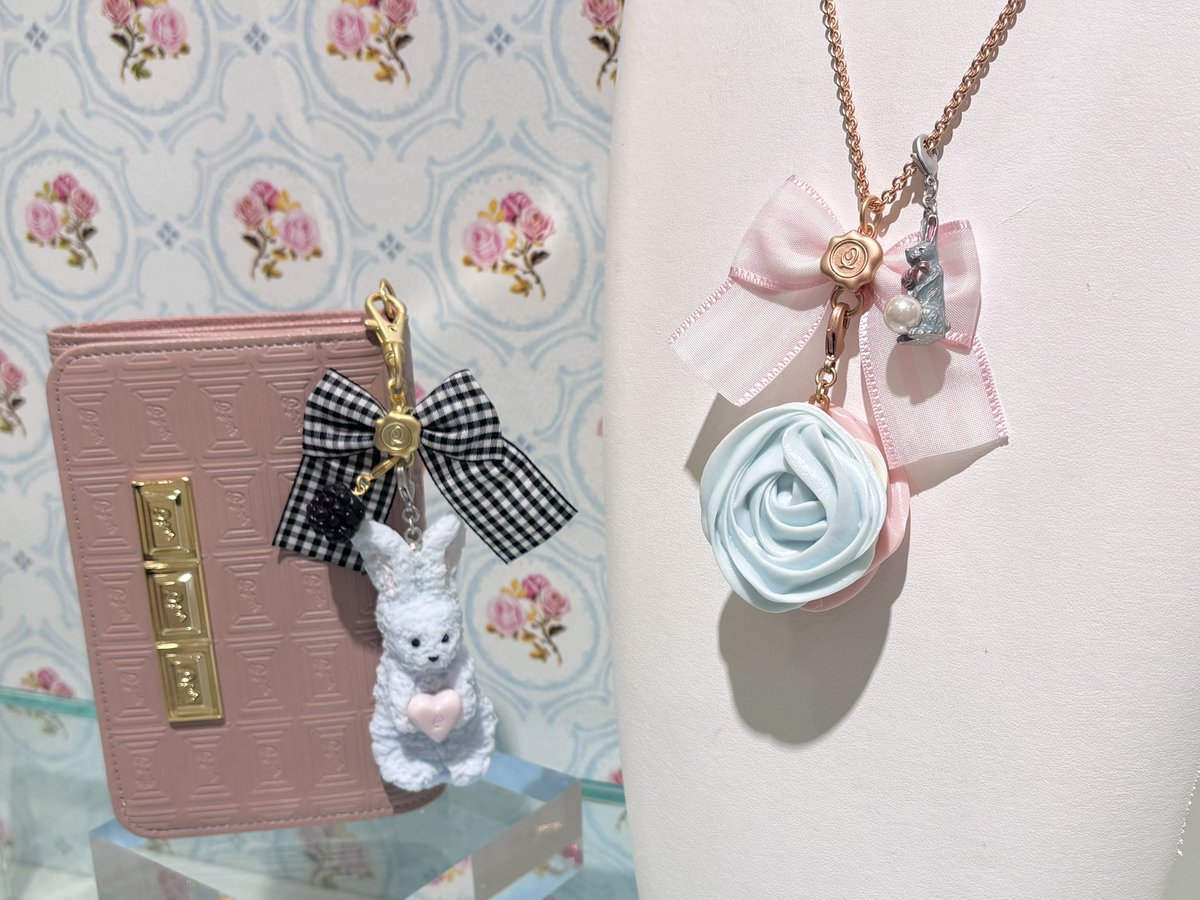 Qpot_SHOP's tweet photo. 🗝️limited item🐇

イクスピアリ店限定のチャームを使用したファンタジックなカスタマイズをご紹介🐇

不思議なうさぎや真っ赤なイチゴをモチーフにしたアクセサリーはギフトやお土産としての人気も◎

#うさぎ #舞浜 #お土産 #夏休み #スイーツ https://t.co/3cMvtdVZpe