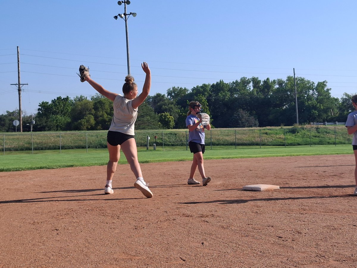 BrennaP2030's tweet photo. Love helping littles! Thanks Coach Haley for letting me part of such an amazing pitching clinic!🥎🥎🥎 https://t.co/yI5SF1tVoK