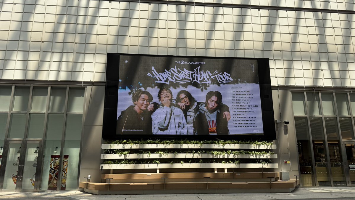 _n_oooooo_n_'s tweet photo. 物販の列長いし、暑いし(日陰で良かった)、あと2時間！？ https://t.co/svMiQh8m8d