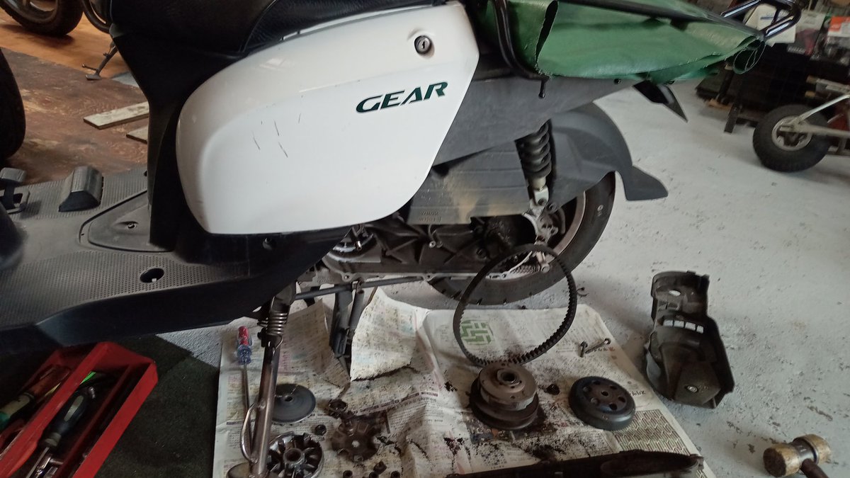 bkoikawa2's tweet photo. 朝晩の配達お疲れ様です。配達中にバイクが倒れて。。タイヤが回りっぱなしですよ。。新聞満タンで毎回センタースタンドはね〜夕刊までには！昼メシ食って午後からも頑張っぺ＼⁠(⁠^⁠o⁠^⁠)⁠ https://t.co/7Kophz13Gg