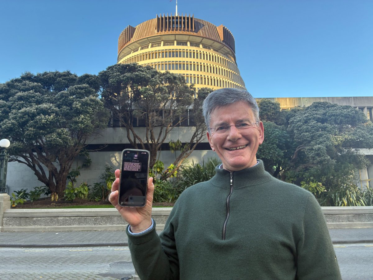 henrycooke's tweet photo. here is chris finlayson with the text (pic credit @AnnekeJSmith) https://t.co/Dc5ZdThbBU
