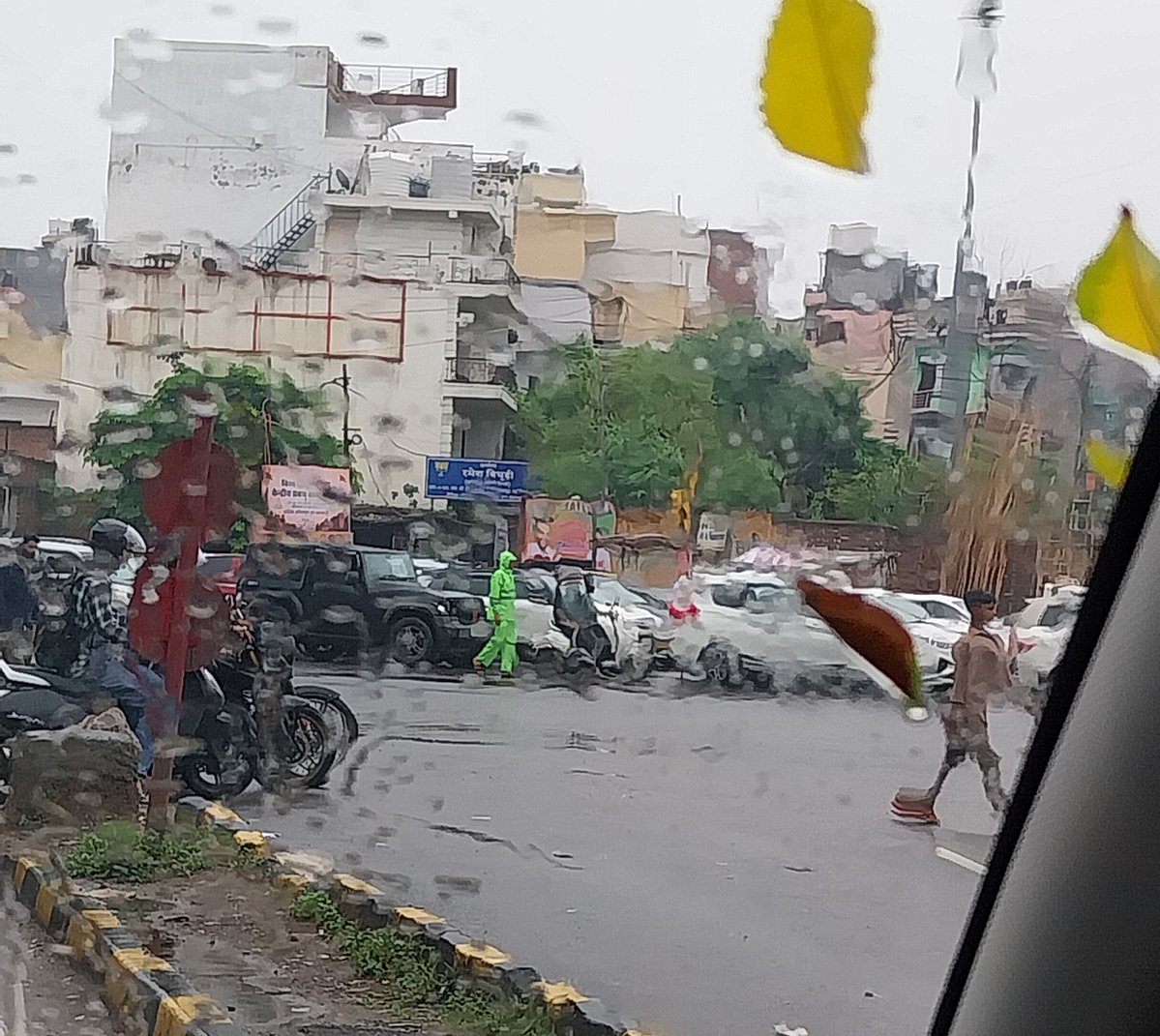RK781422423's tweet photo. @dtptraffic 
Hats off to the personnel who are managing traffic in heavy rains. https://t.co/7mKZOG1vzU
