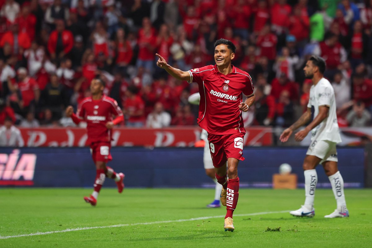 LigaBBVAMX's tweet photo. ⏱️ Medio tiempo en el Nemesio Diez.
@TolucaFC 1-0 @PumasMX 👹🆚🐾
#LaLigaDeLaAfición✨ | #J2 | #TOLUNAM | #AP26 https://t.co/Yg1d21giQa