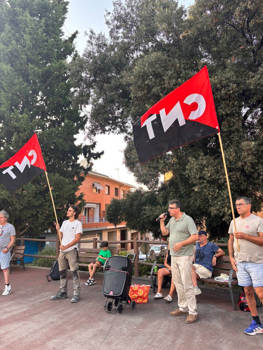 CNTValles's tweet photo. La CNT denuncia la violència immobiliària al barri de Bellavista de Les Franqueses del Vallès

Ahir vam denunciar la situació que pateix un militant del Sindicat Únic d'Indústria, Alimentació i Construcció de CNT i la seva família. Tota la informació aquí:
https://t.co/BIdlgelcPZ https://t.co/aVd2RCuoV7